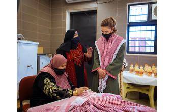 الملكة رانيا تطلع على عدد من المشاريع المنفذة في الشوبك بدعم من المبادرات الملكية وتلتقي المستفيدين منها