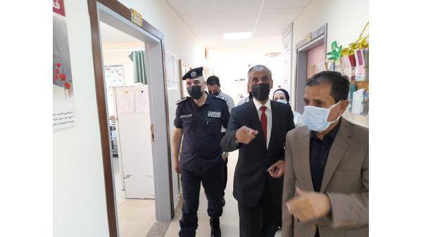 محافظ عجلون يفتتح مركز تطعيم كورونا في مركز صحي صخره الشامل