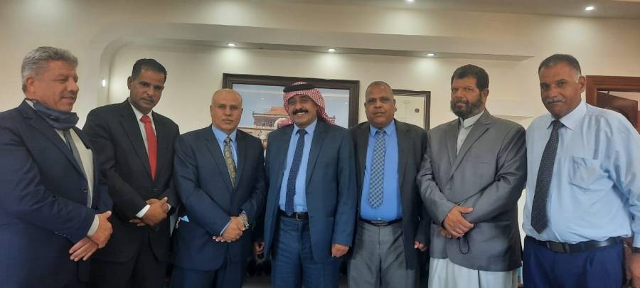 وفدًا من ملتقى متقاعدي جنوب شرق عمان للعسكريين يزور مستشار الملك لشؤون العشائر