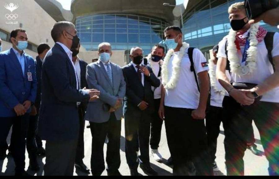 الامير راشد والاميرة زينة ونائب رئيس اللجنة الأولمبية يستقبلون البطل الشرباتي