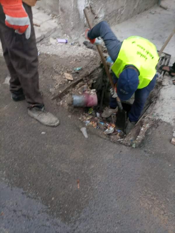 كوادر بلدية الزرقاء حملة واسعة لتنظيف شبكات تصريف مياه الامطار... صور