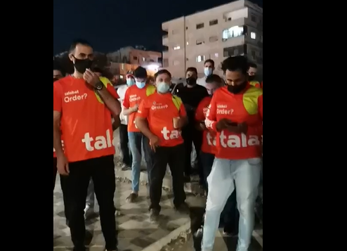 سائقو شركة طلبات يعتصمون احتجاجاً على خفض أجورهم