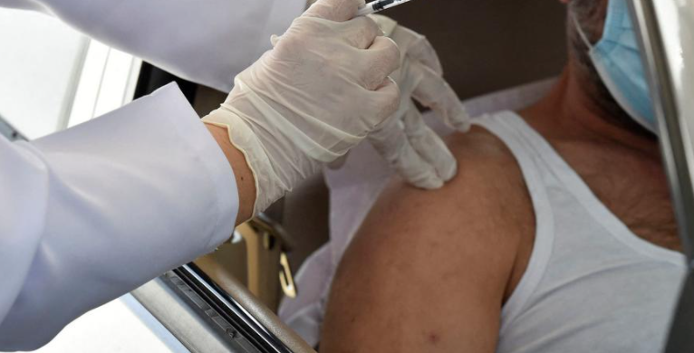 مسؤول كورونا: لا قرار بأن يصبح اللقاح مدفوع الثمن