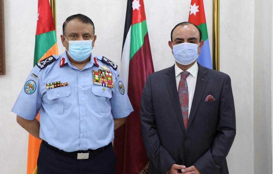 مدير الامن العام يُكرم اللواء المتقاعد الحباشنة