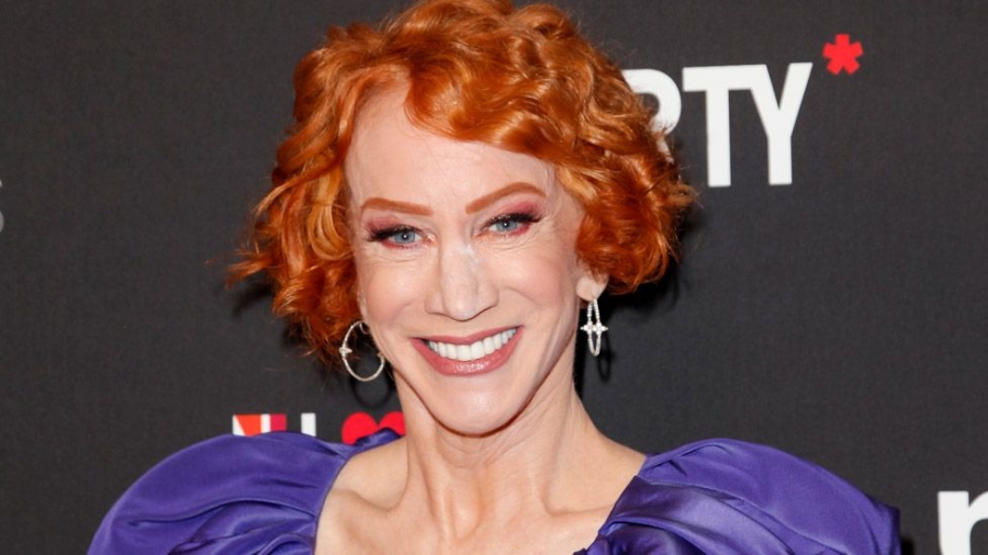 Kathy Griffin: US comedian has surgery after lung cancer diagnosis