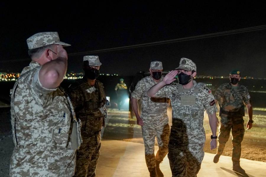 ولي العهد يتابع تمرين “صقور الهواشم” الليلي...صور