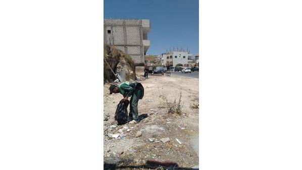 بلدية جرش تواصل حملتها لازالة النفايات ومخلفات الابنية من جنبات الطرق