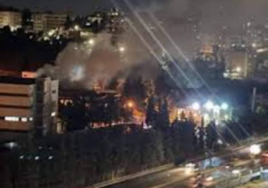 الدفاع المدني يخمد حريقاً داخل مستودع  تابع لكلية الفنون في الجامعة الأردنية