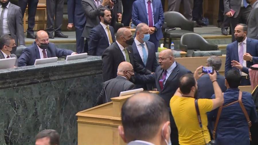 عاجل : النائب العدوان يمنع الخصاونة من الجلوس تحت القبة