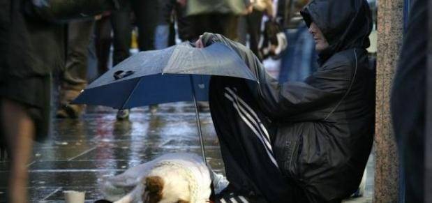 ضبط شخصين احدهما بحقه 100 قيد يقومان بتشغيل فتيات بالتسول