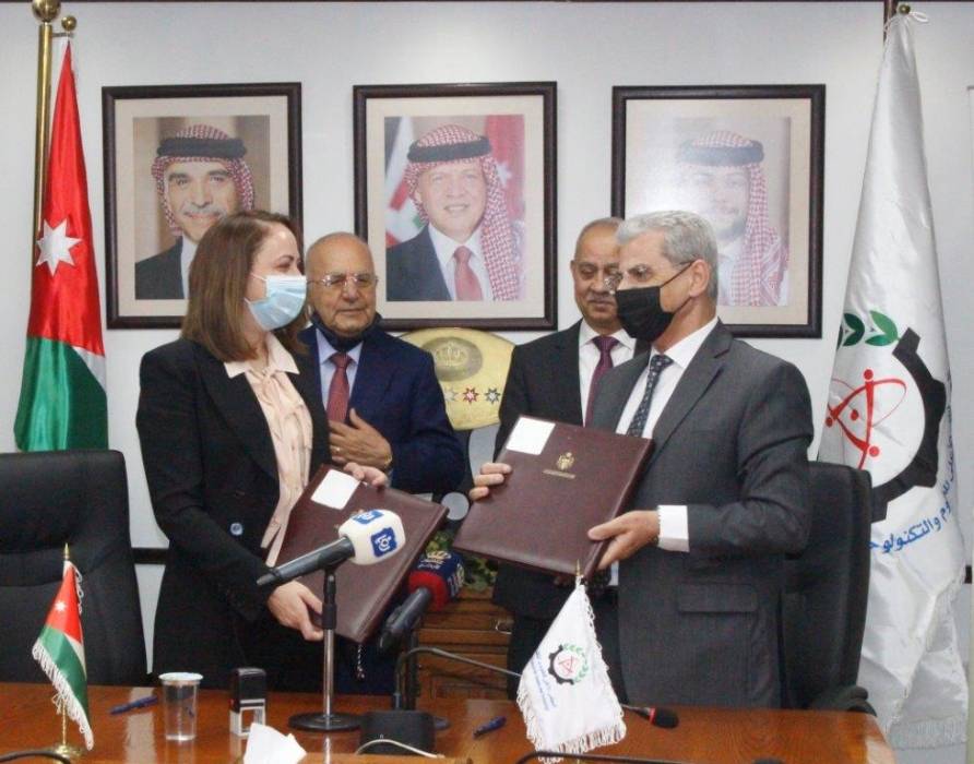 اتفاقية بين  الصناعة والتجارة  و الأعلى للعلوم والتكنولوجيا  لتنفيذ نموذج البحث والتطوير في الصناعة