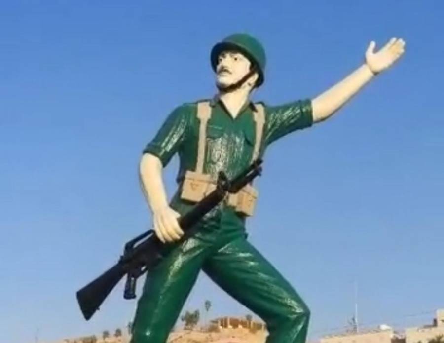 رجل يتحدث عن الجندي المجهول  واصفًا اياه انه من قبيلة بني صخر