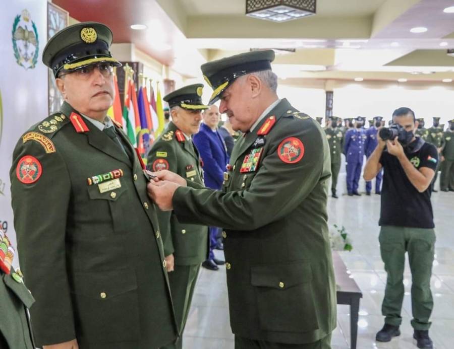 اللواء الحنيطي يقلد كوكبة من الضباط بميدالية مئوية الدولة الأولى