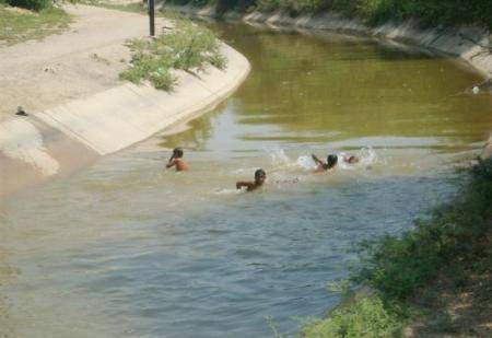 الدفاع المدني يحذر من السباحة العشوائية