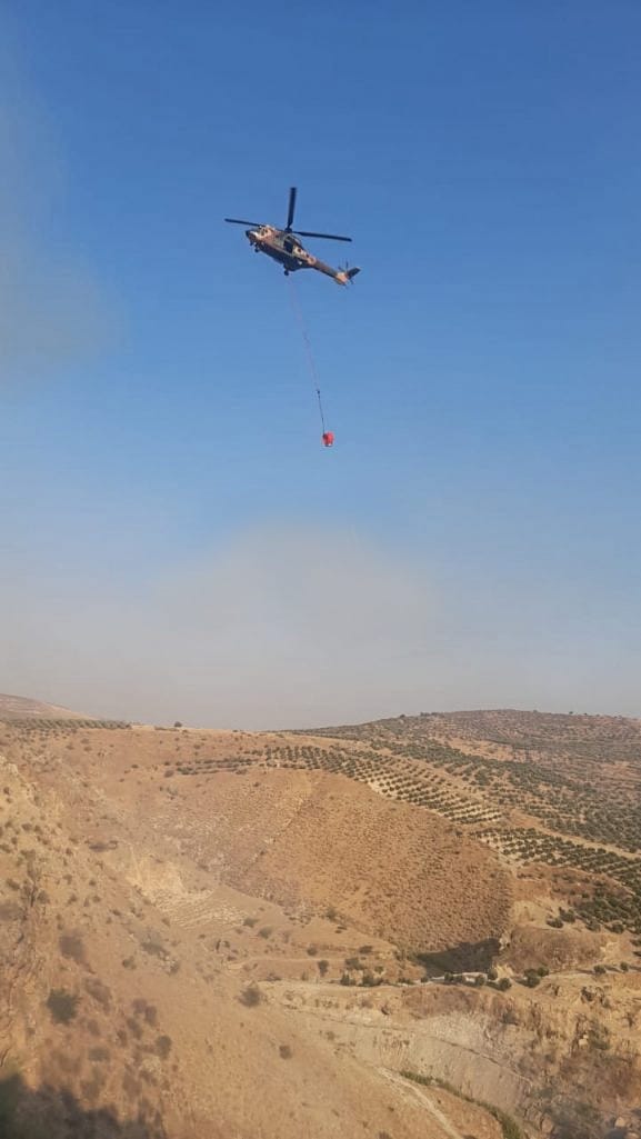 طائرات سلاح الجو الملكي تشارك بإطفاء حرائق في سد وادي العرب بلواء بني كنانة... صور