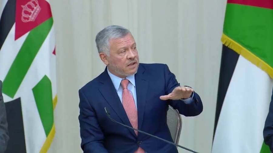 الملك في دارة الشيخ ضيف الله القلاب ويلتقي شخصيات من الزرقاء