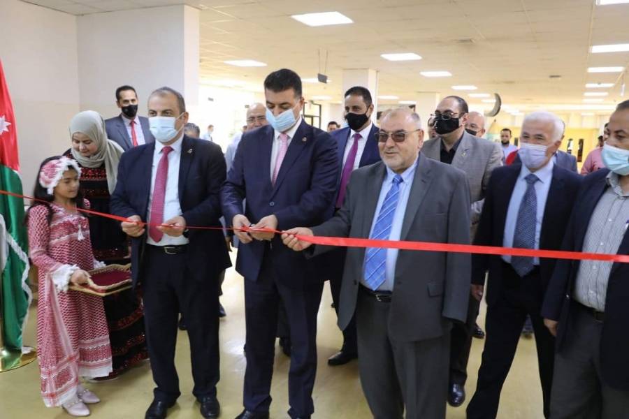 الحنيفات يفتتح مكتبة الهاشمية المُهداة من البحوث الزراعية