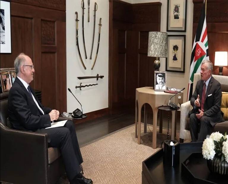 الملك يتسلم رسالة من رئيس الوزراء العراقي