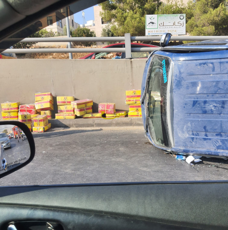 انقلاب مركبة لنقل الخضار في مدخل السلط