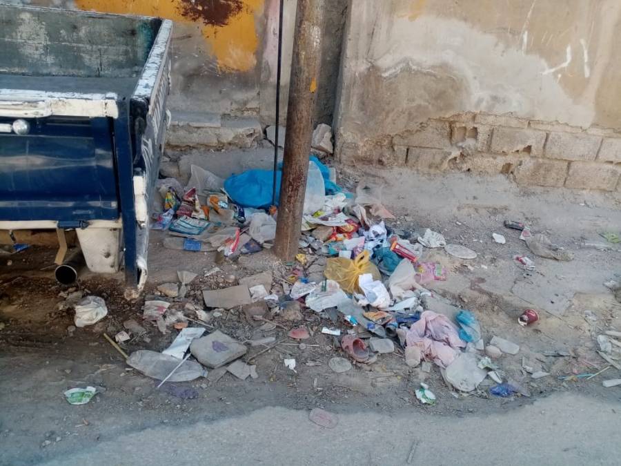 سكان مناطق في مخيم البقعة يشكون تراكم النفايات في الشوارع والأحياء... صور