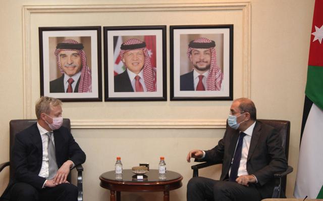 FM, EU representative discuss Mideast peace process, UNRWA