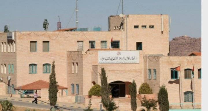 أصحاب التاكسي الاصفر يصطفون أمام مبنى إقليم البترا ويكتبون عليها للبيع