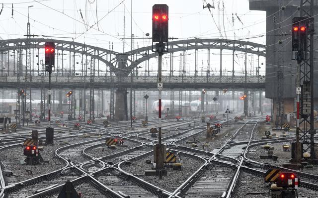 German train drivers call strike in escalating wage spat