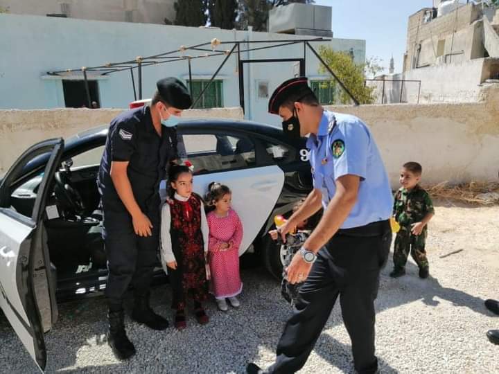 الشرطة المجتمعية ترسم الابتسامة على وجوه الأطفال في مادبا