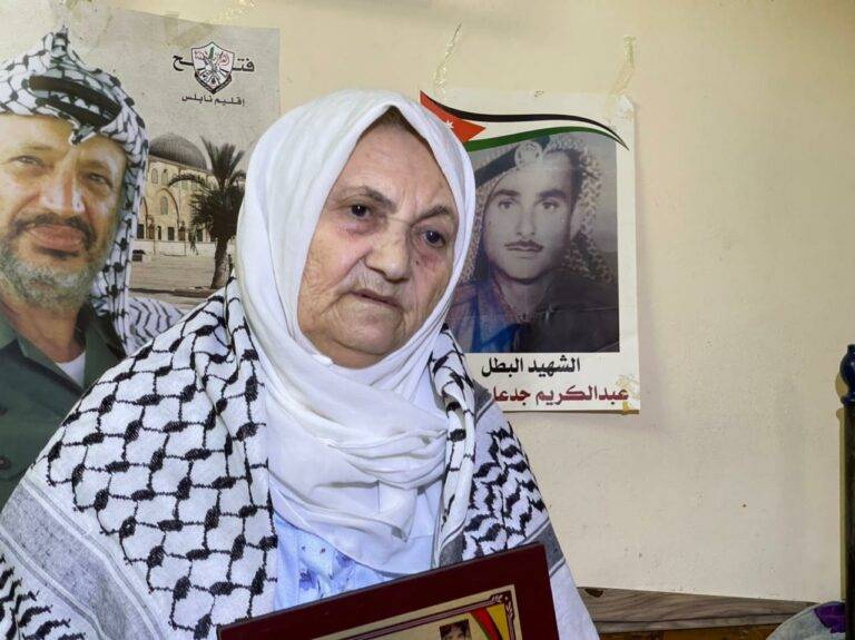 سبعينية تعتني بقبر شهيدين أردنيين في نابلس منذ 54 عاما