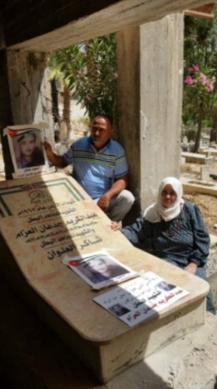 سبعينية فلسطينية تعتني بقبر شهيدين أردنيين على ثرى فلسطين منذ 54 عاما