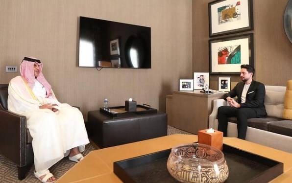 ولي العهد يلتقي سفير قطر سعود آل ثاني