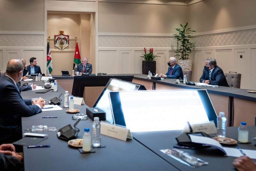 الملك: يجب مراعاة مصلحة الطلبة التعليمية