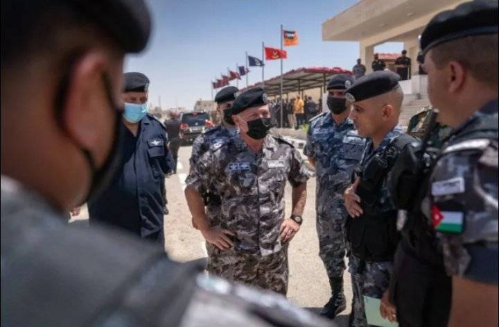 الملك يتابع تمريناً للأمن العام