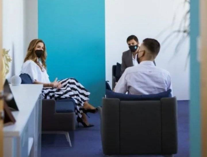 الملكة تلتقي فريق عمل تطبيق “وجيز”