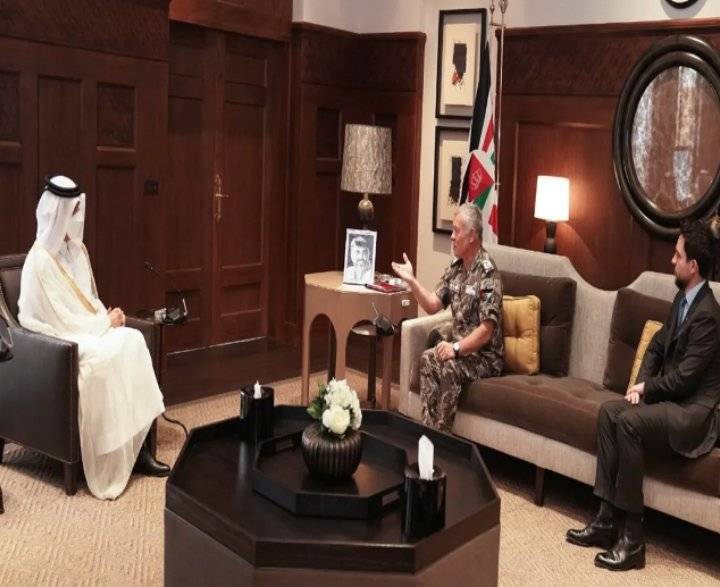 الملك يبحث أزمات المنطقة مع وزير خارجية قطر