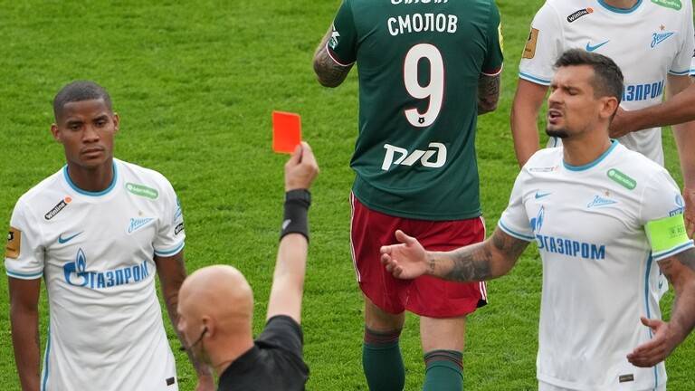 شاهد.. حكم كأس السوبر الأوروبي يتعرض لخشونة زائدة