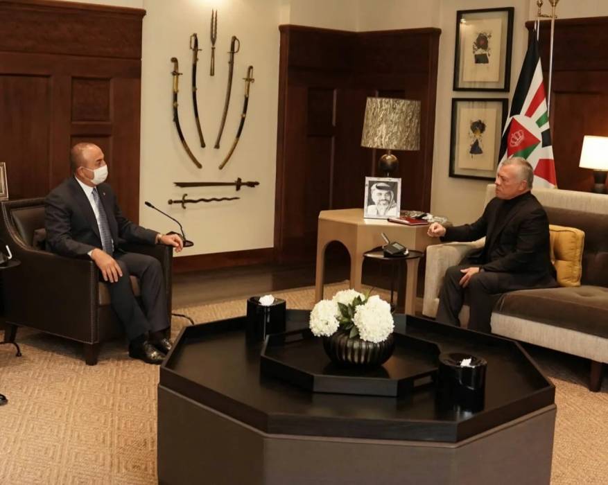 الملك يلتقي وزير الخارجية التركي
