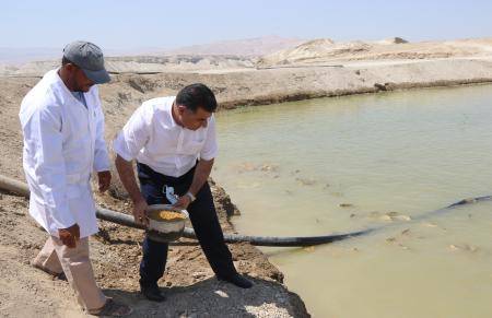 وزير الزراعة يطعم الاسماك ويقول: قطاع يخلق فرص عمل مباشرة وغير مباشرة