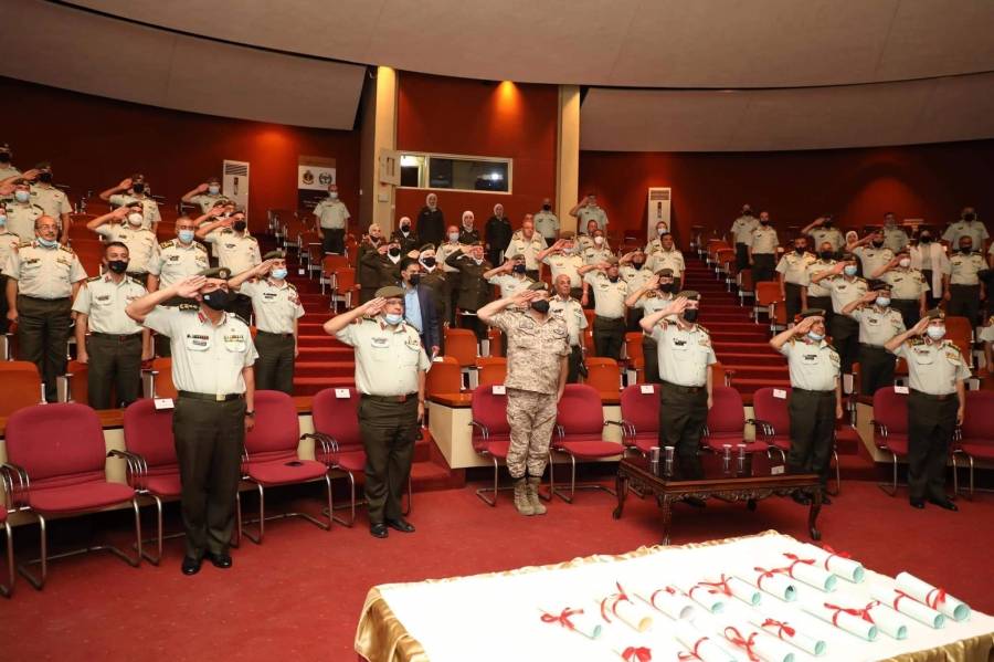 مندوب رئيس هئية الاركان المشتركة يكرم عددًا من اوائل الخدمات الطبية الملكية …صور