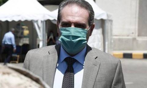 وزير الصحة يُنهي خدمات موظفين .. أسماء