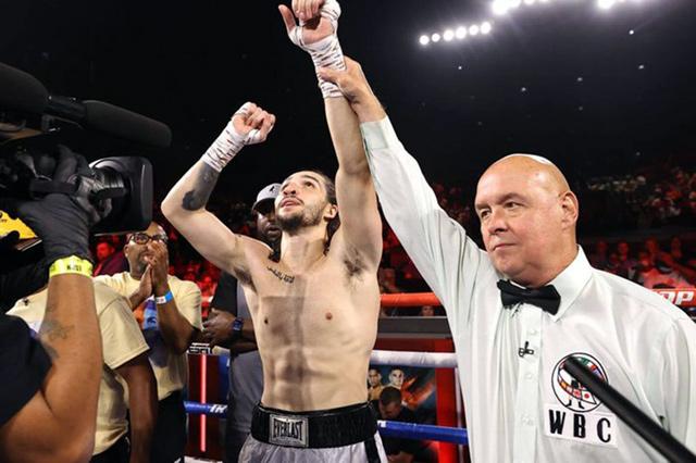 Ali’s legacy continues as grandson wins pro boxing debut