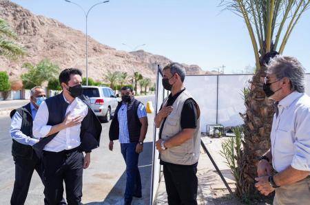 ولي العهد يتفقد مشروع كورنيش الممشى البحري