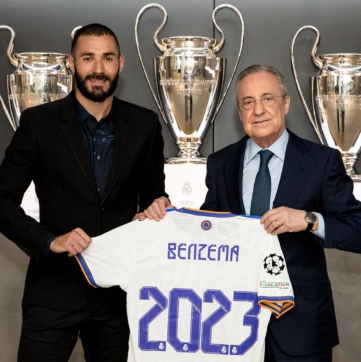 ريال مدريد يحتفظ بهدافه كريم بنزيمة حتى 2023