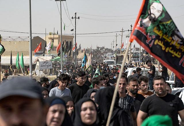 Few Covid masks as millions throng Iraq shrine