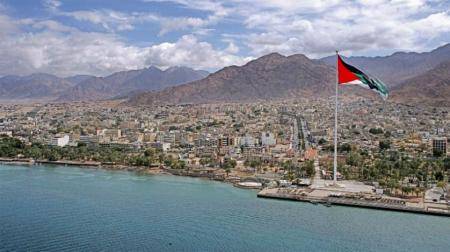 محافظ العقبة يوقف سائق تكسي شغل فيديو مناف للاخلاق