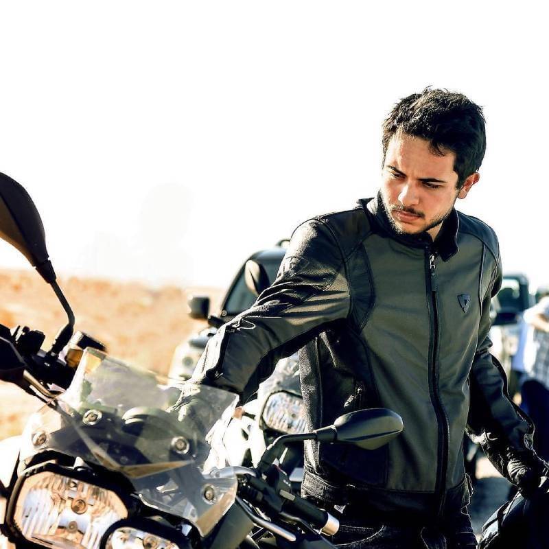 الدراجة النارية التي دخل بها  ولي العهد الأمير الحسين إلى السعودية...صور