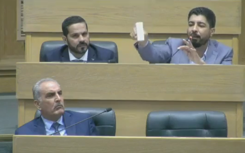 عاجل : بالفيديو .. نائب يحضر علبة دواء تحت القبة ويطلب من الحكومة التناول منها لاسترجاع حاسة الشم