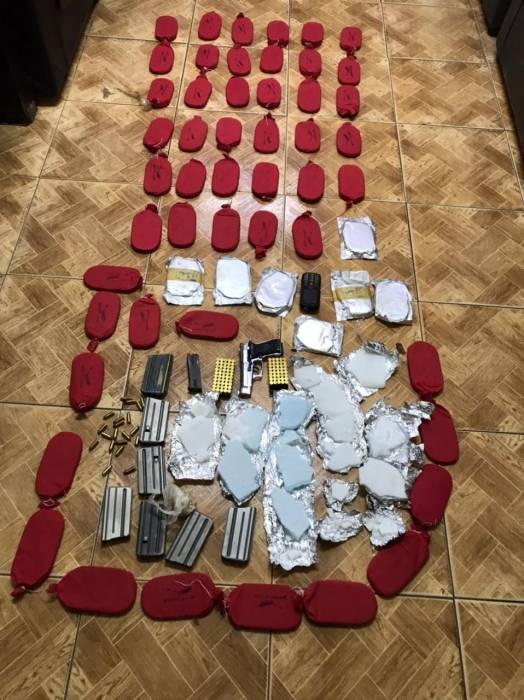 عاجل : مكافحة المخدرات تضبط 6 اشخاص و بحوزتهم 50 كفاً من الحشيش و 1،5 كغم من الكريستال في مداهمة لـخيمة