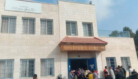 صحة إربد تنفي توقف تطعيم كورونا بأحد مراكزها