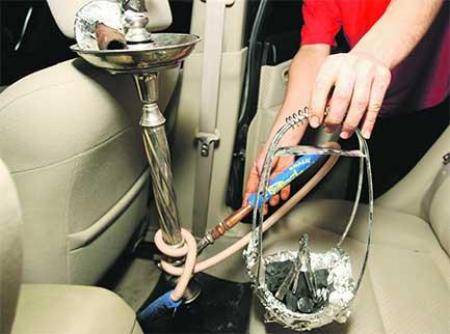 السير: ضبط سائق مركبة يدخن الارجيلة في البلقاء